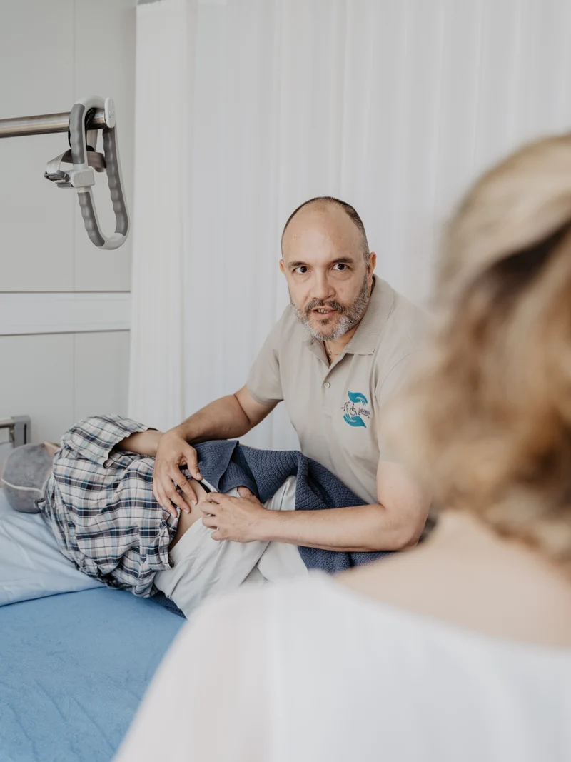 Roland Widmer erläutert einer Teilnehmerin eine Situation an der Pflegepuppe.