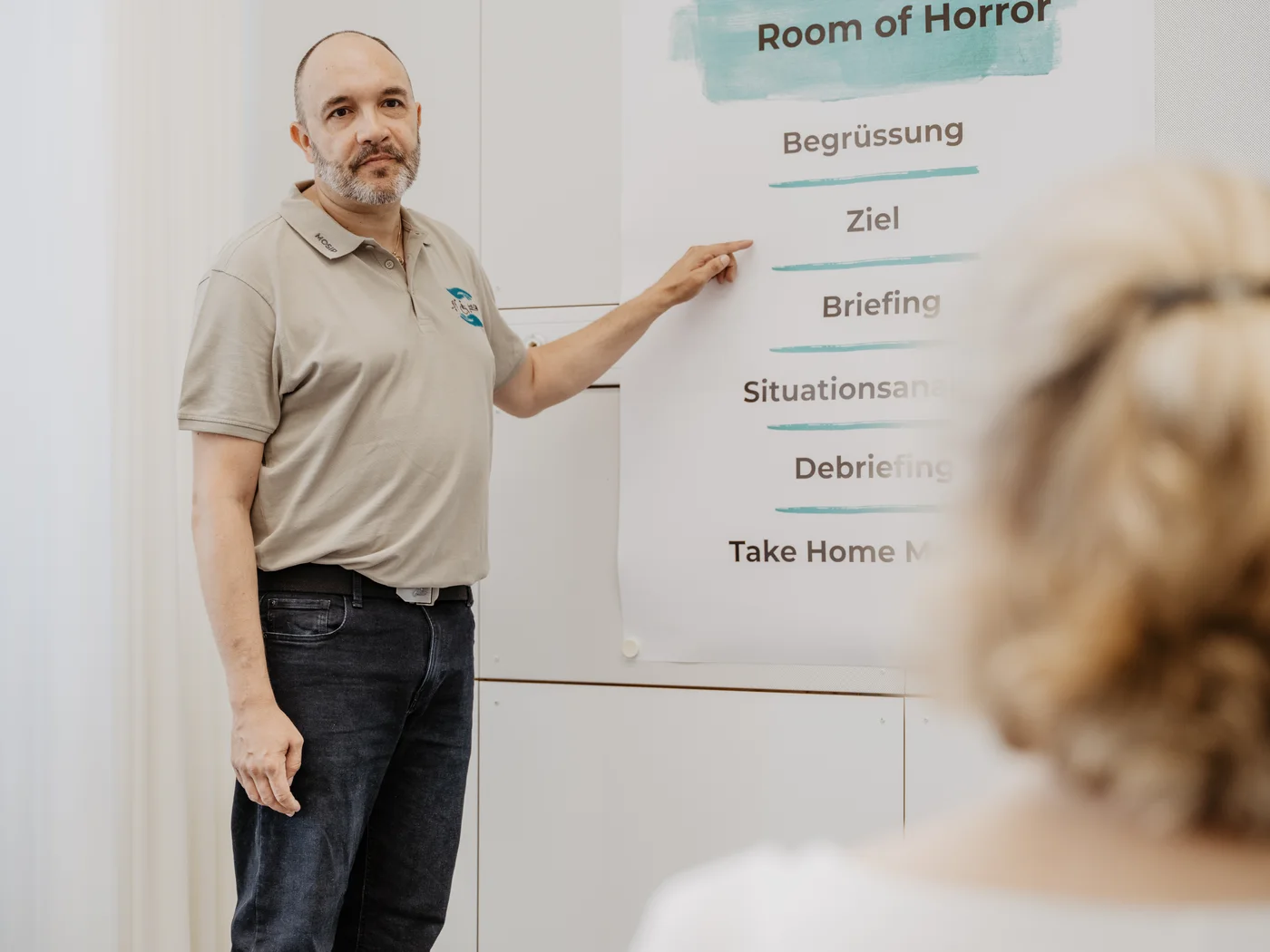 Roland Widmer erklärt den Teilnehmenden den Ablauf des Room of Horror.